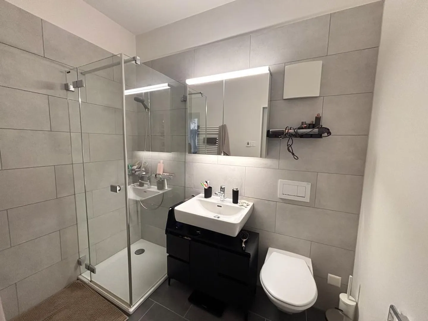 Appartement moderne de 3,5 pièces avec patio dans un endroit calme - Photo 8 sur 11