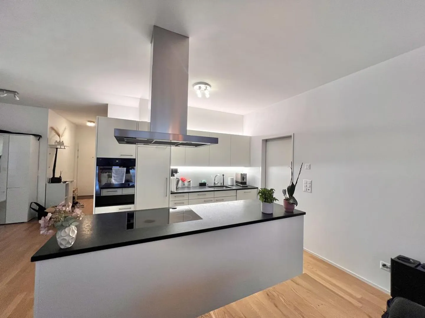 Appartement moderne de 3,5 pièces avec patio dans un endroit calme - Photo 3 sur 11