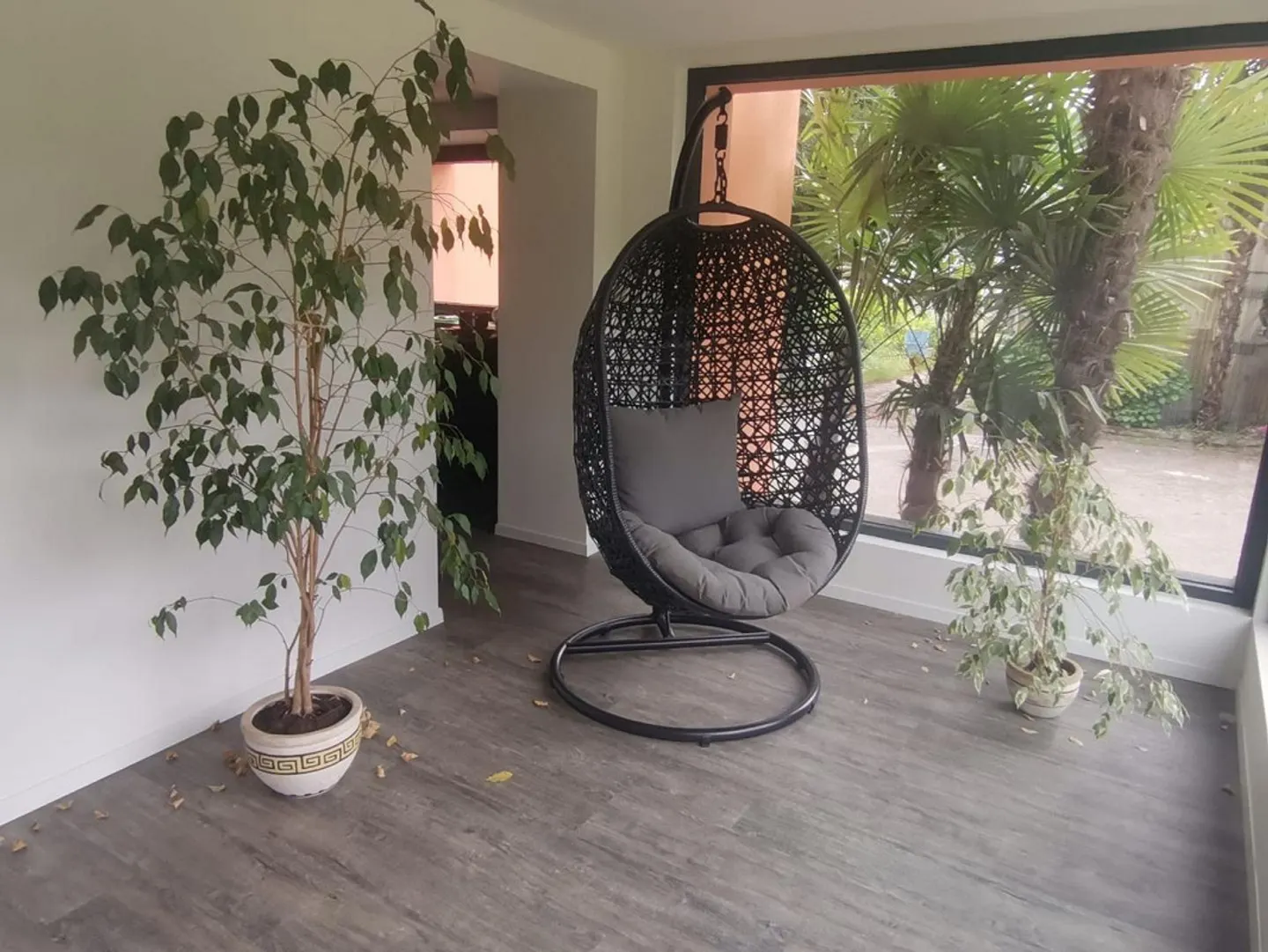 Appartement rénové au rez-de-chaussée - Photo 3 sur 13
