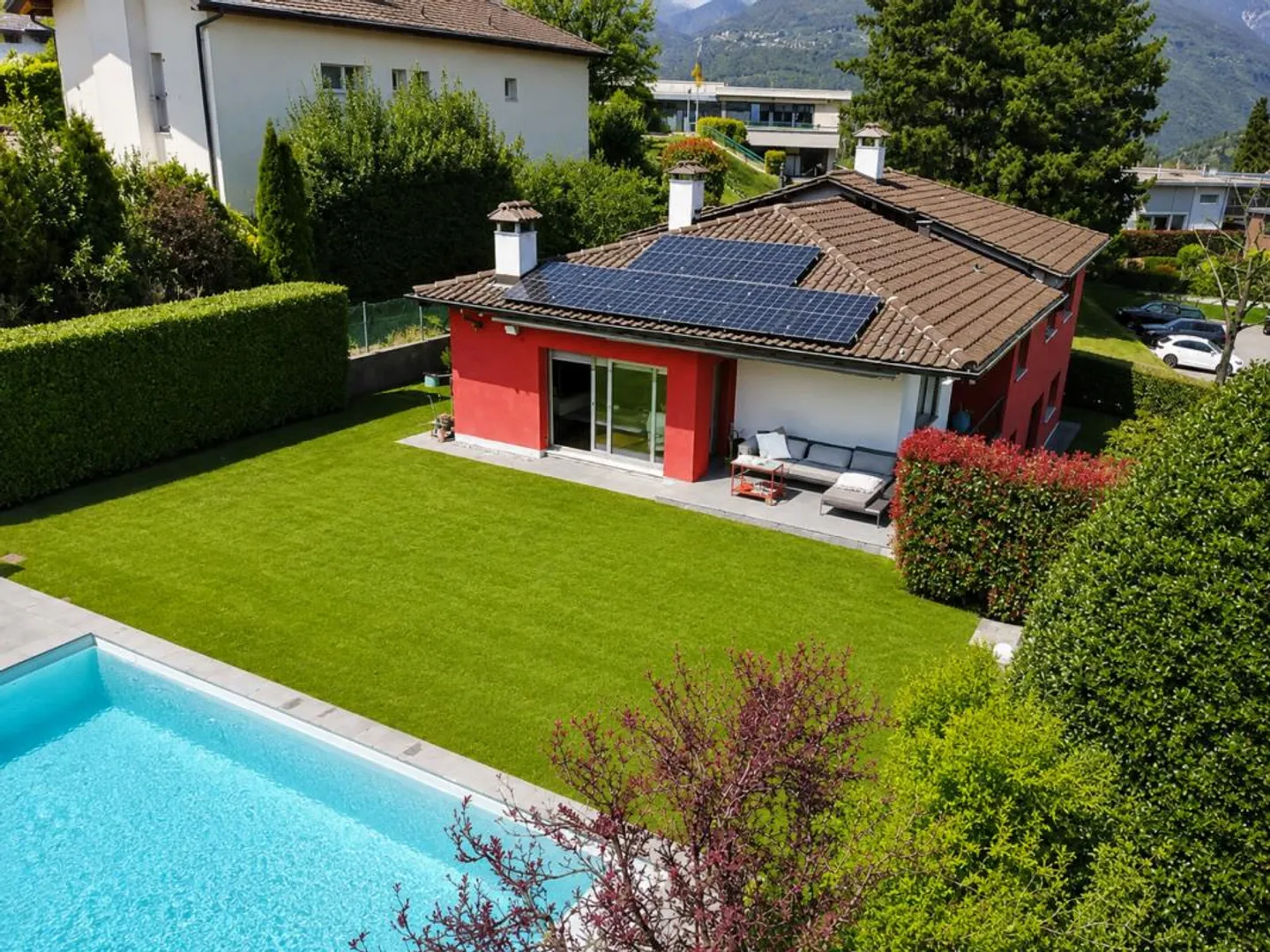 Einfamilienhaus mit Schwimmbad - Foto 1 von 9