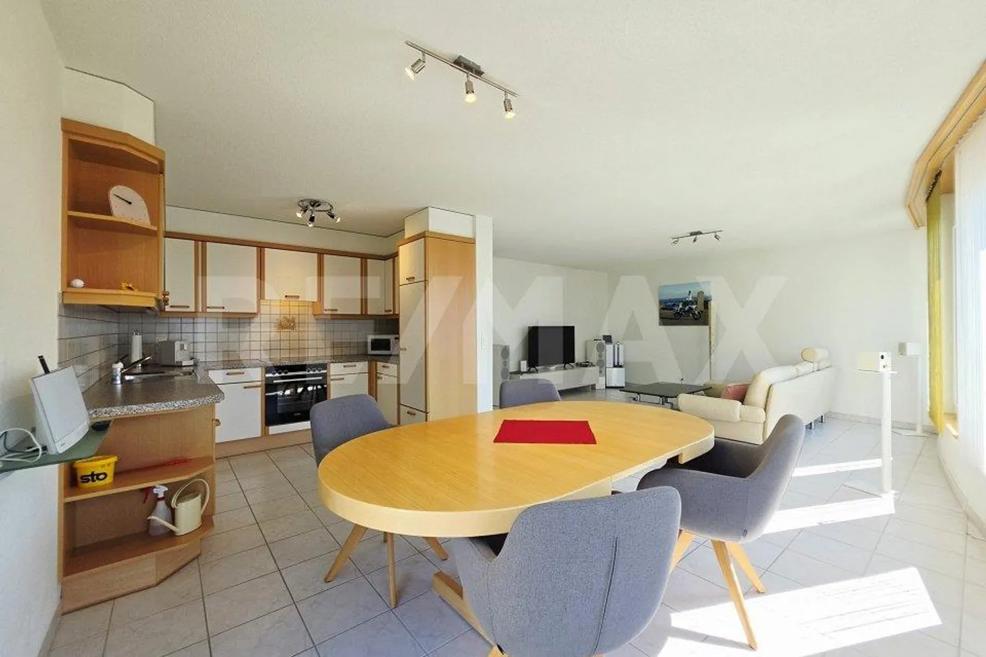 Well-maintained 4.5-room condominium in a preferred residential area in Susten - Photo 2 of 13