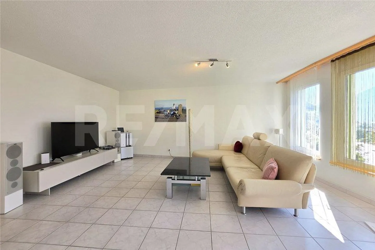 Well-maintained 4.5-room condominium in a preferred residential area in Susten - Photo 3 of 13