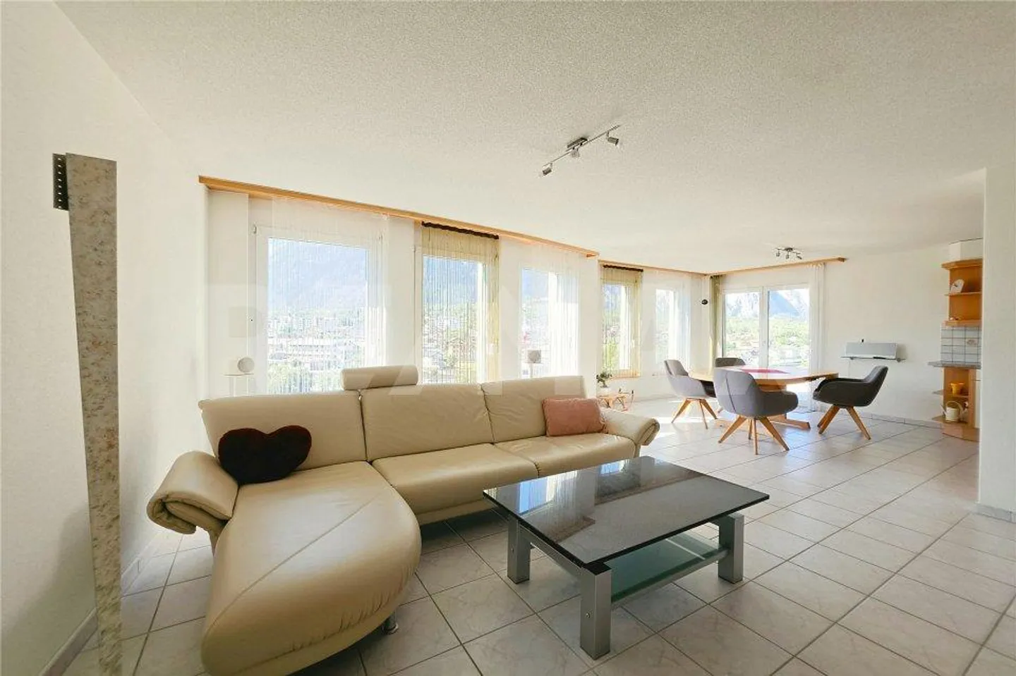 Well-maintained 4.5-room condominium in a preferred residential area in Susten - Photo 4 of 13
