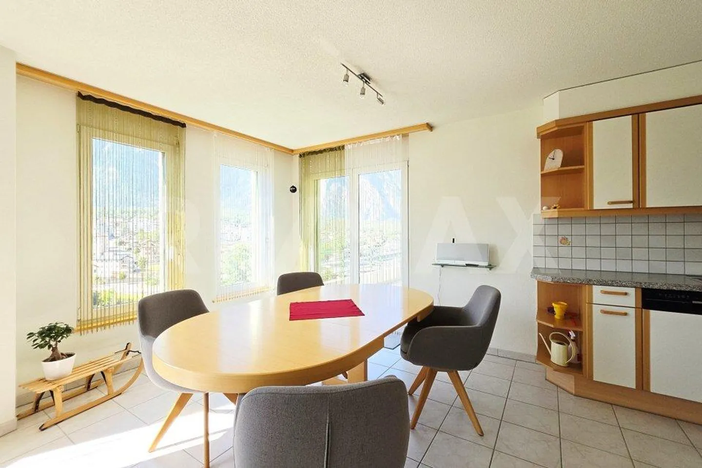 Well-maintained 4.5-room condominium in a preferred residential area in Susten - Photo 5 of 13