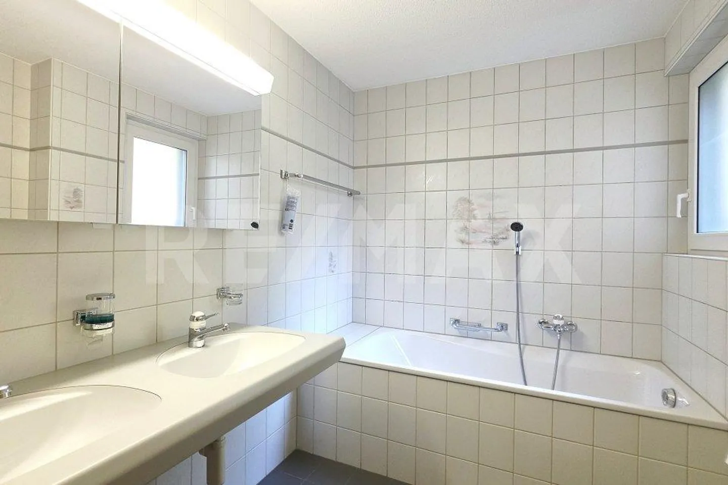 Well-maintained 4.5-room condominium in a preferred residential area in Susten - Photo 7 of 13