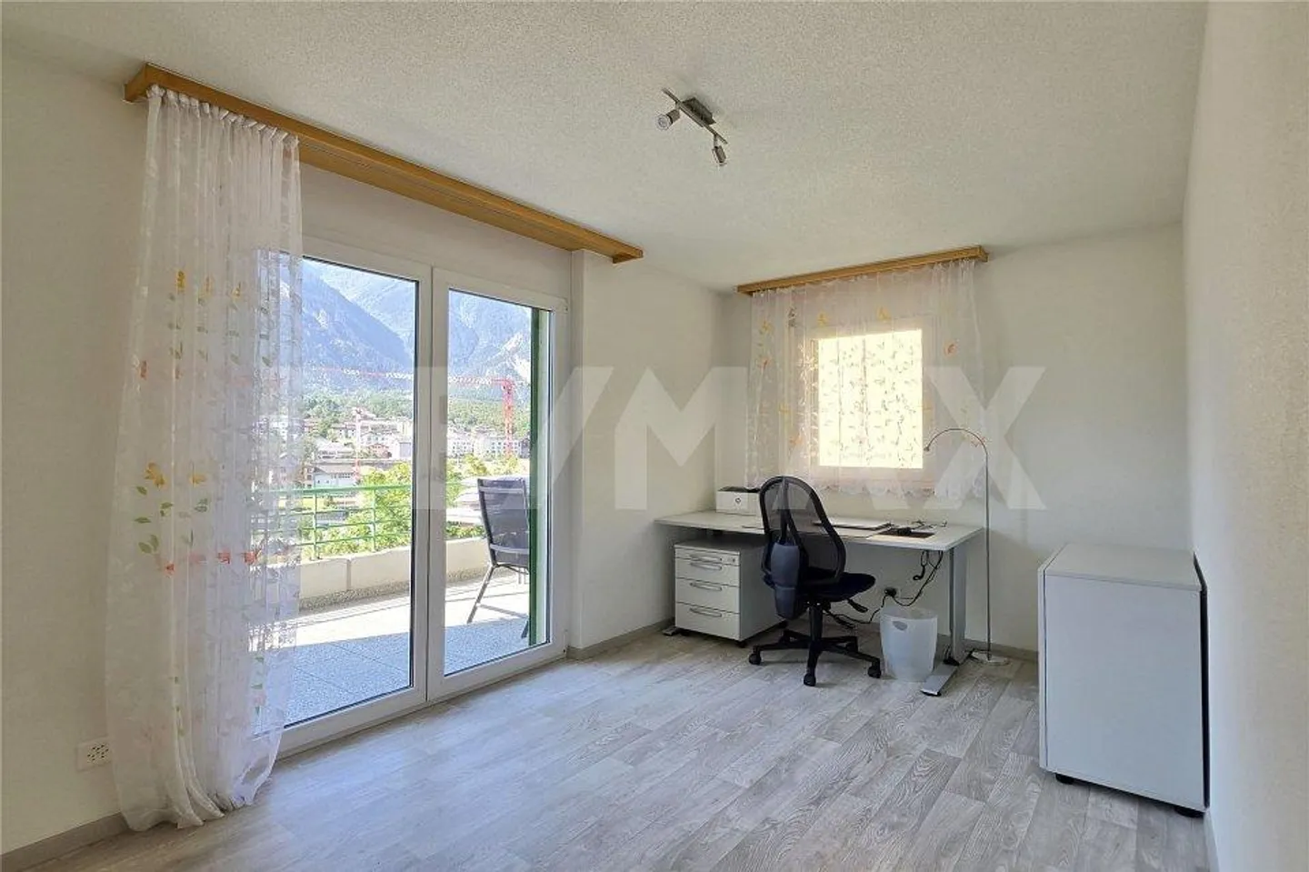 Well-maintained 4.5-room condominium in a preferred residential area in Susten - Photo 9 of 13