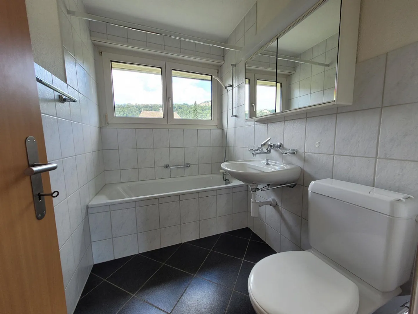 Helle 6-Zimmer-Wohnung in Lostorf - Foto 3 von 8