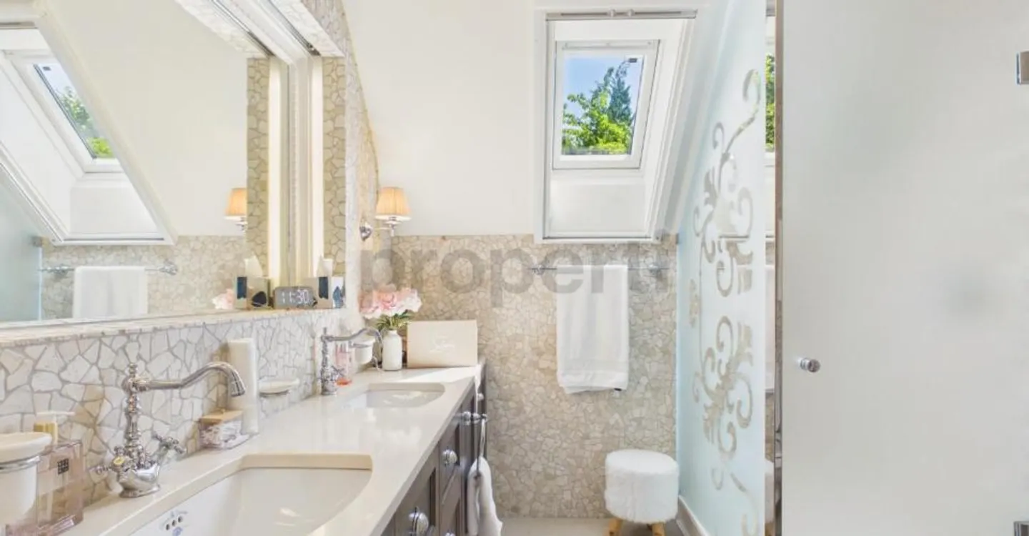 Exklusive Villa mit grandiosem Pool und unverbaubarem Panoramablick - Foto 8 von 11