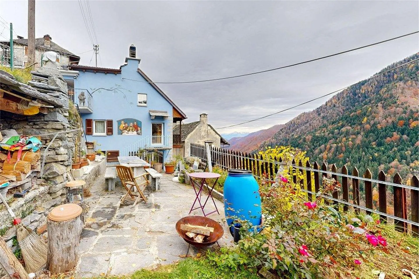 Casa con tre appartamenti - Foto 1 di 13
