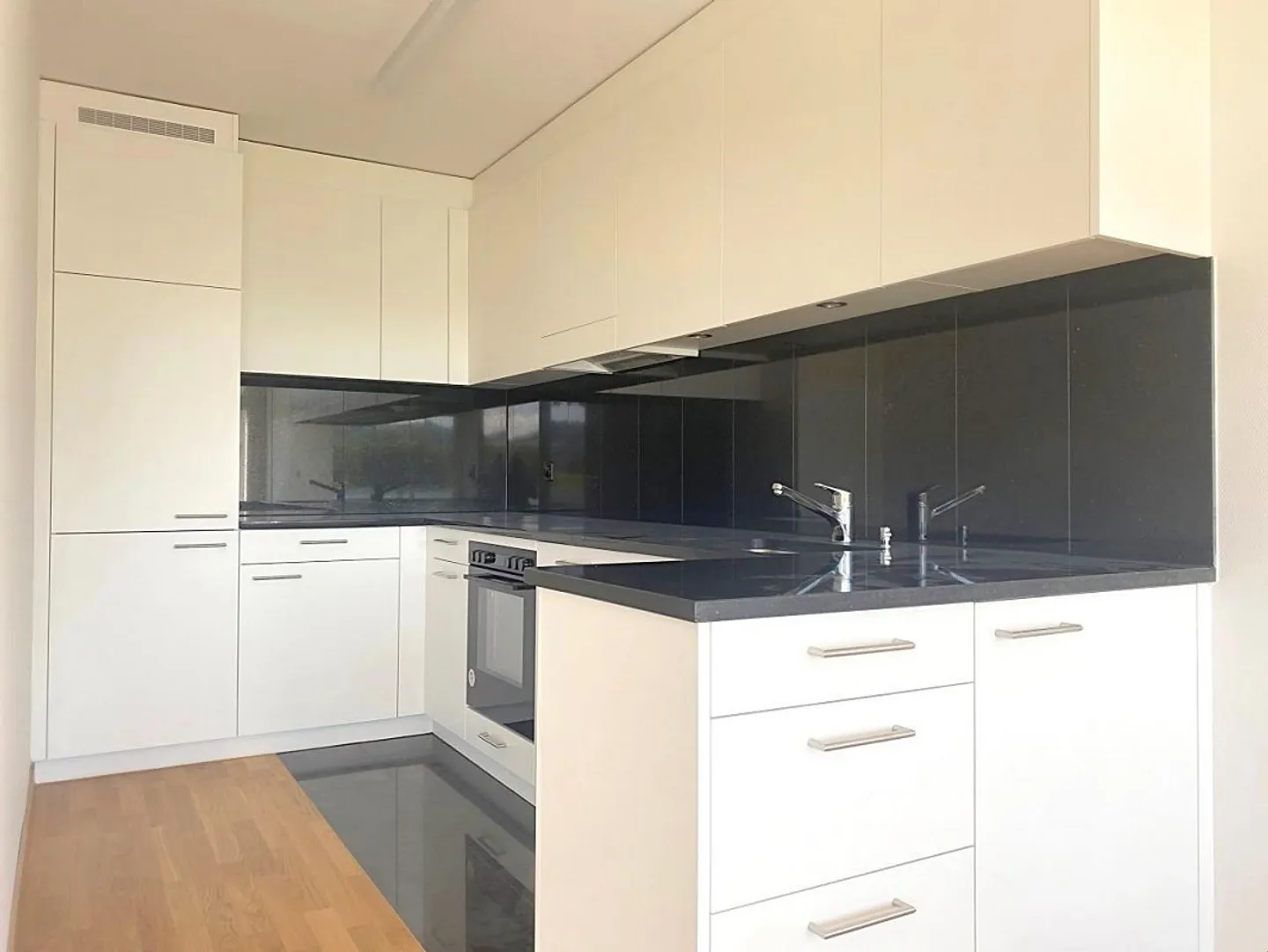 Appartement 2.5 pièces avec grand balcon et belle vue - Photo 4 sur 10