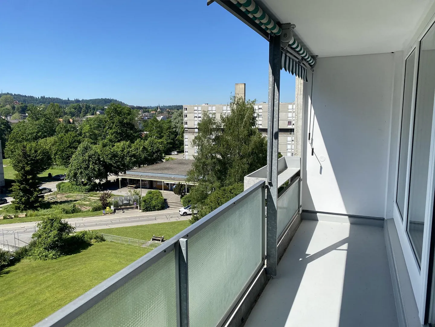 Appartement 2.5 pièces avec grand balcon et belle vue - Photo 1 sur 10