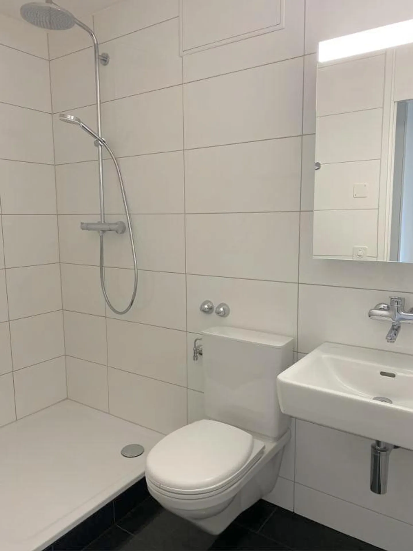 Appartement 2.5 pièces avec grand balcon et belle vue - Photo 9 sur 10