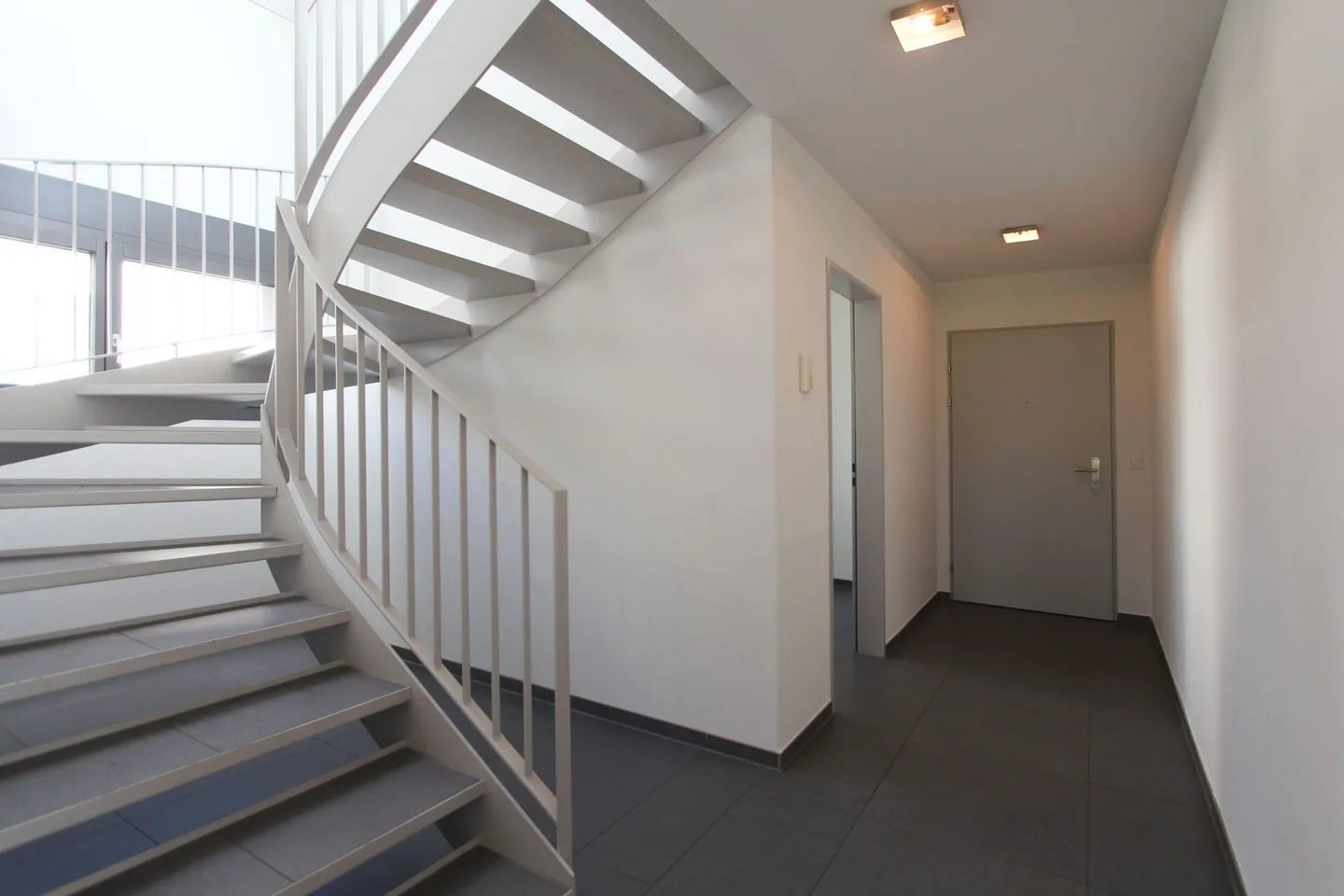 Naturale ed Elegante: Maisonette Penthouse da Sogno con 5.5 Camere - Foto 5 di 10
