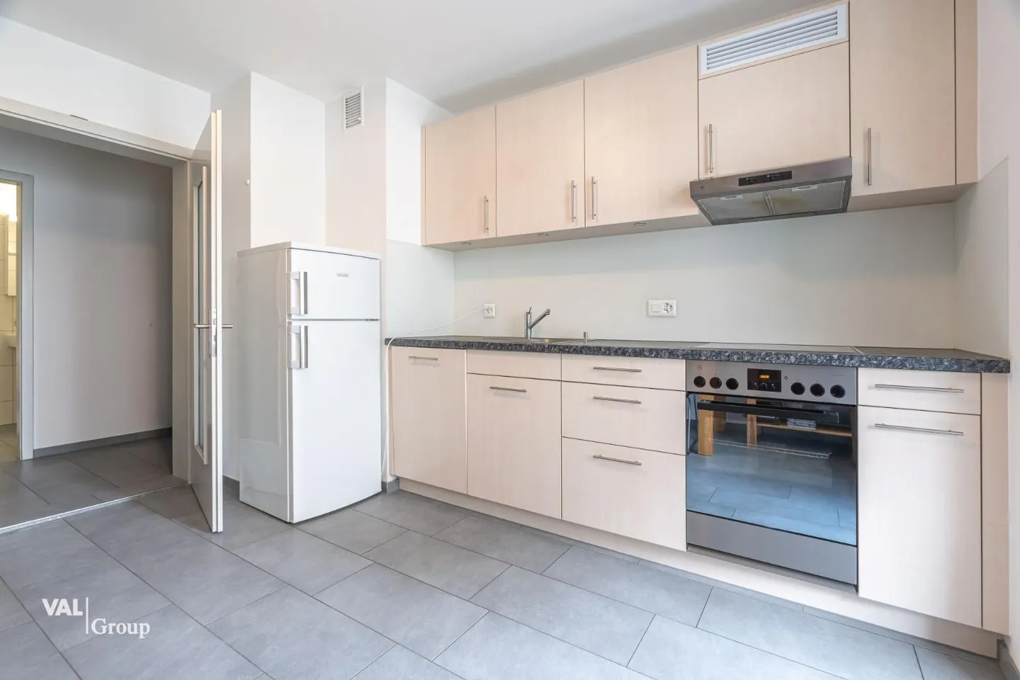 Spacious 4.5 Room Apartment - Photo 2 of 10