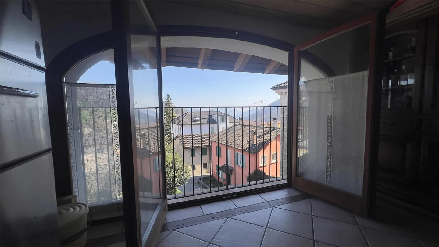 SCHNÄPPCHEN - HAUS MIT 6 WOHNEINHEITEN IM ZENTRUM VON NOVAGGIO - Foto 2 von 13
