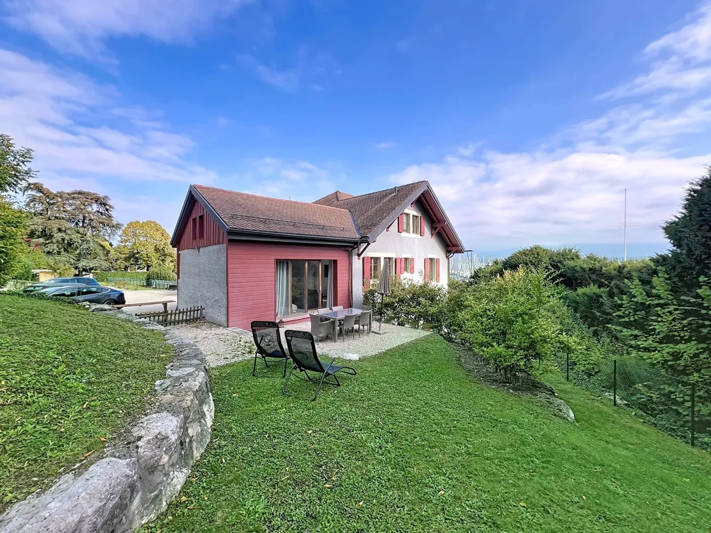 Magnificent villa with garden just steps from the lake - Photo 2 of 15