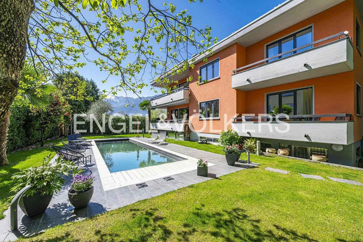 Mehrfamilienhaus mit Pool - Foto 1 von 11