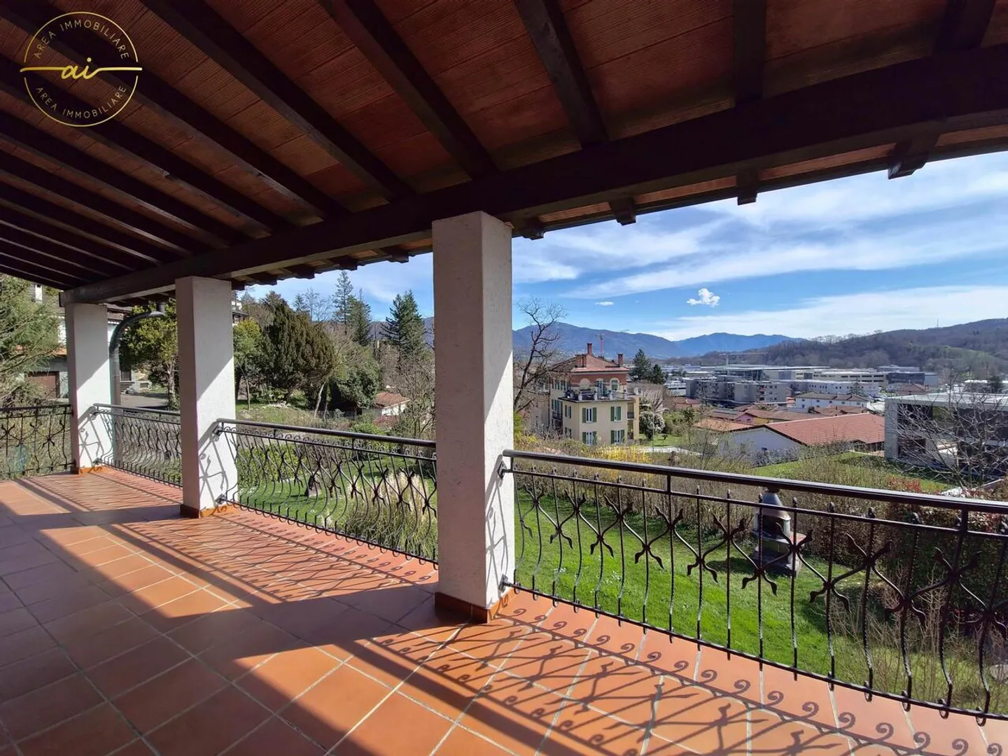 Prestigeträchtige Mediterrane Villa mit Garten und Offener Aussicht - Foto 2 von 13