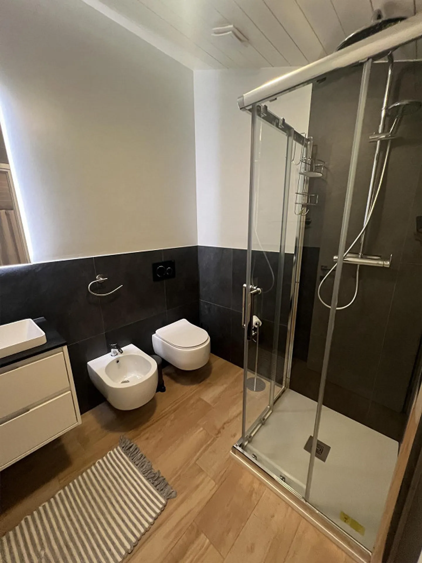 Riva San Vitale EMPLACEMENT CENTRAL ET FACE AU LAC, PENTHOUSE en parfait état - Photo 24 sur 29