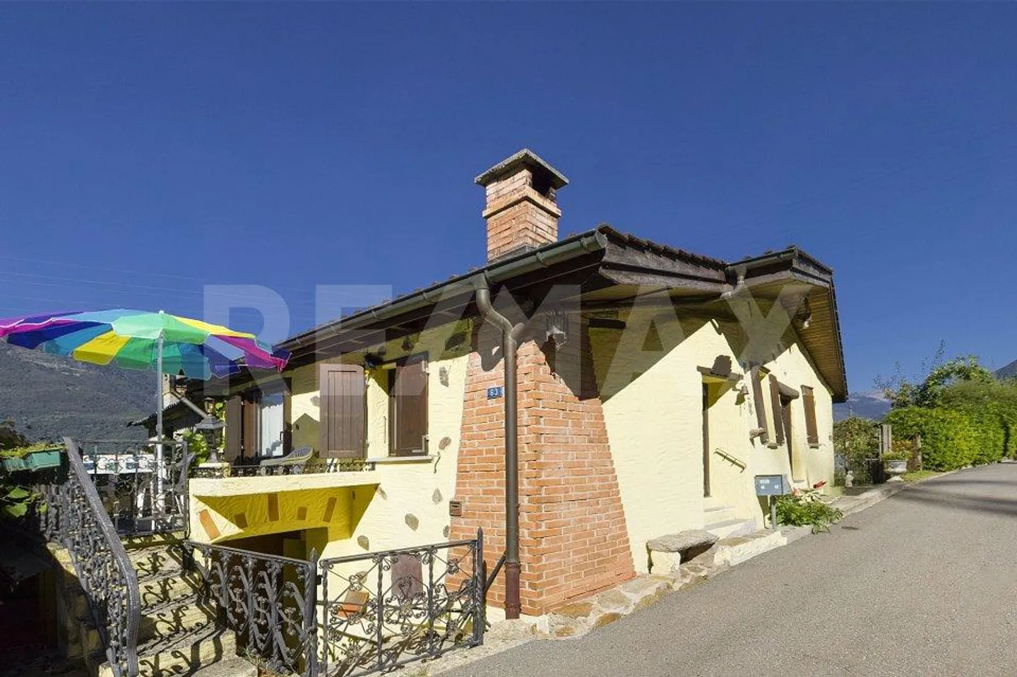 Casa unifamiliare rustica in mezzo a vigneti e montagne - Foto 4 di 10