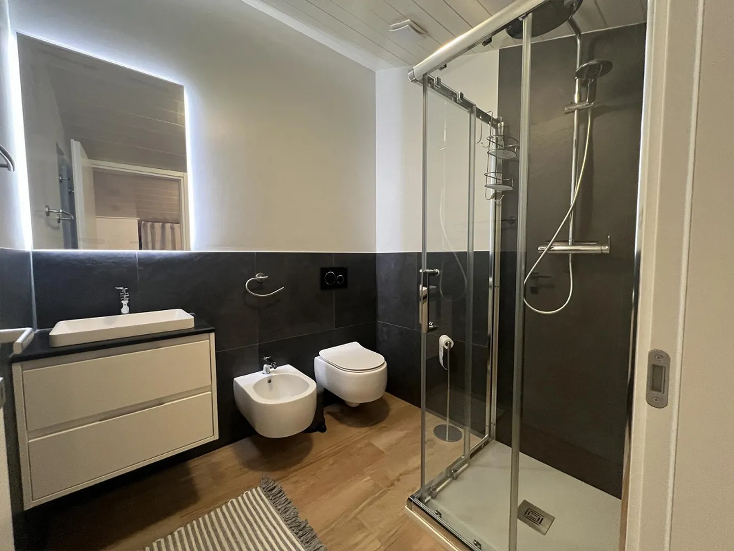 Riva San Vitale EMPLACEMENT CENTRAL ET FACE AU LAC, PENTHOUSE en parfait état - Photo 22 sur 29