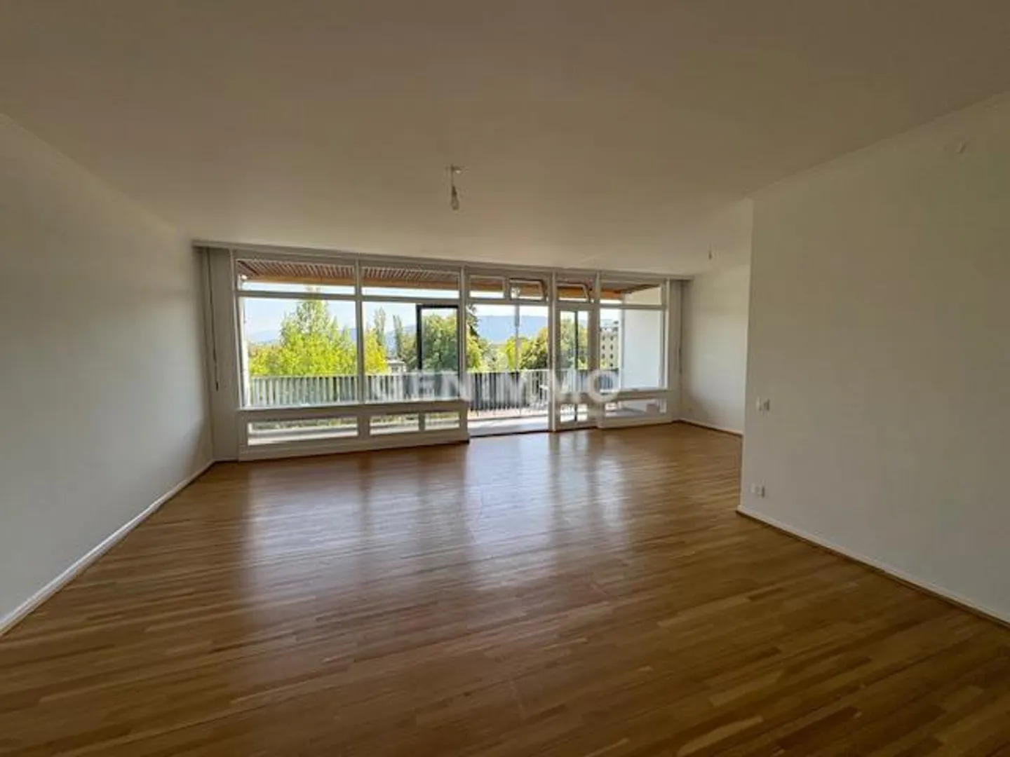 5-Room Apartment with Passage - Photo 5 of 13