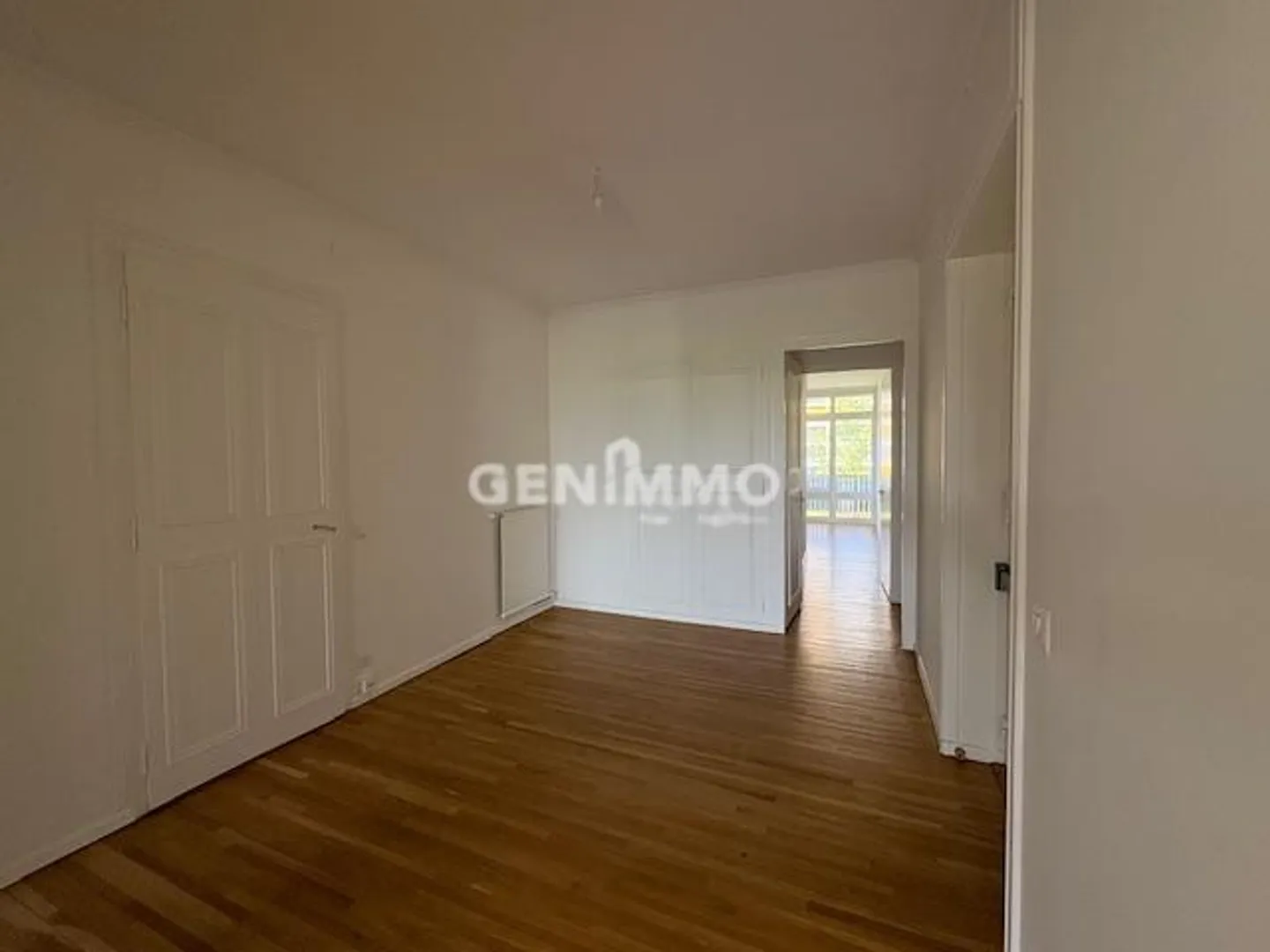 5-Room Apartment with Passage - Photo 7 of 13