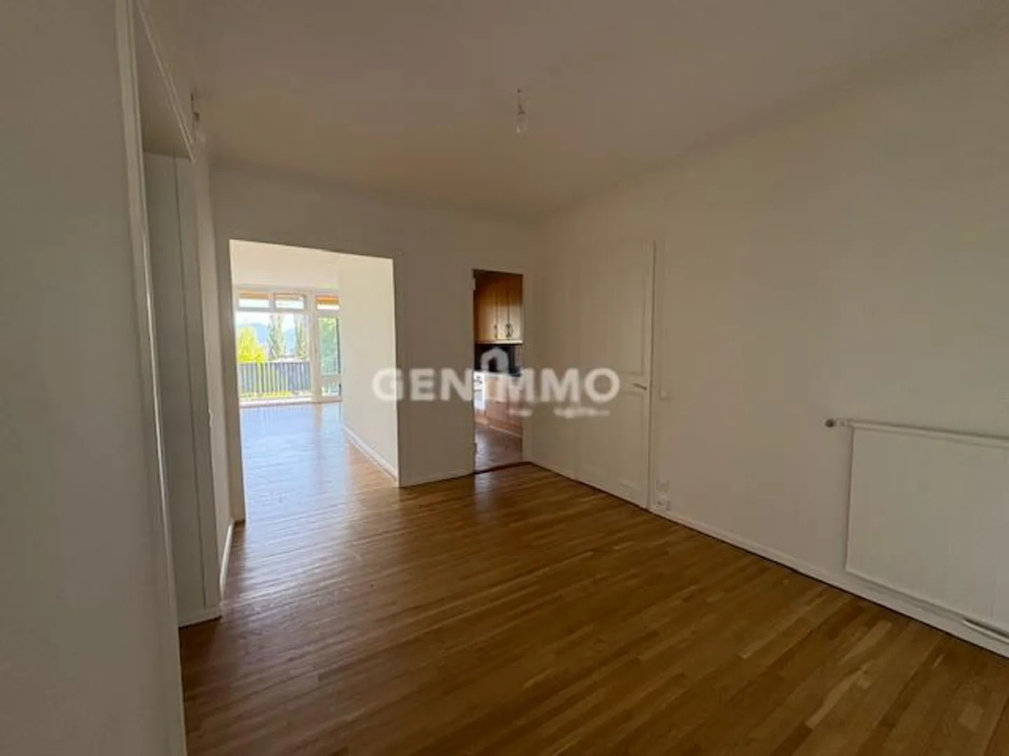 5-Room Apartment with Passage - Photo 8 of 13