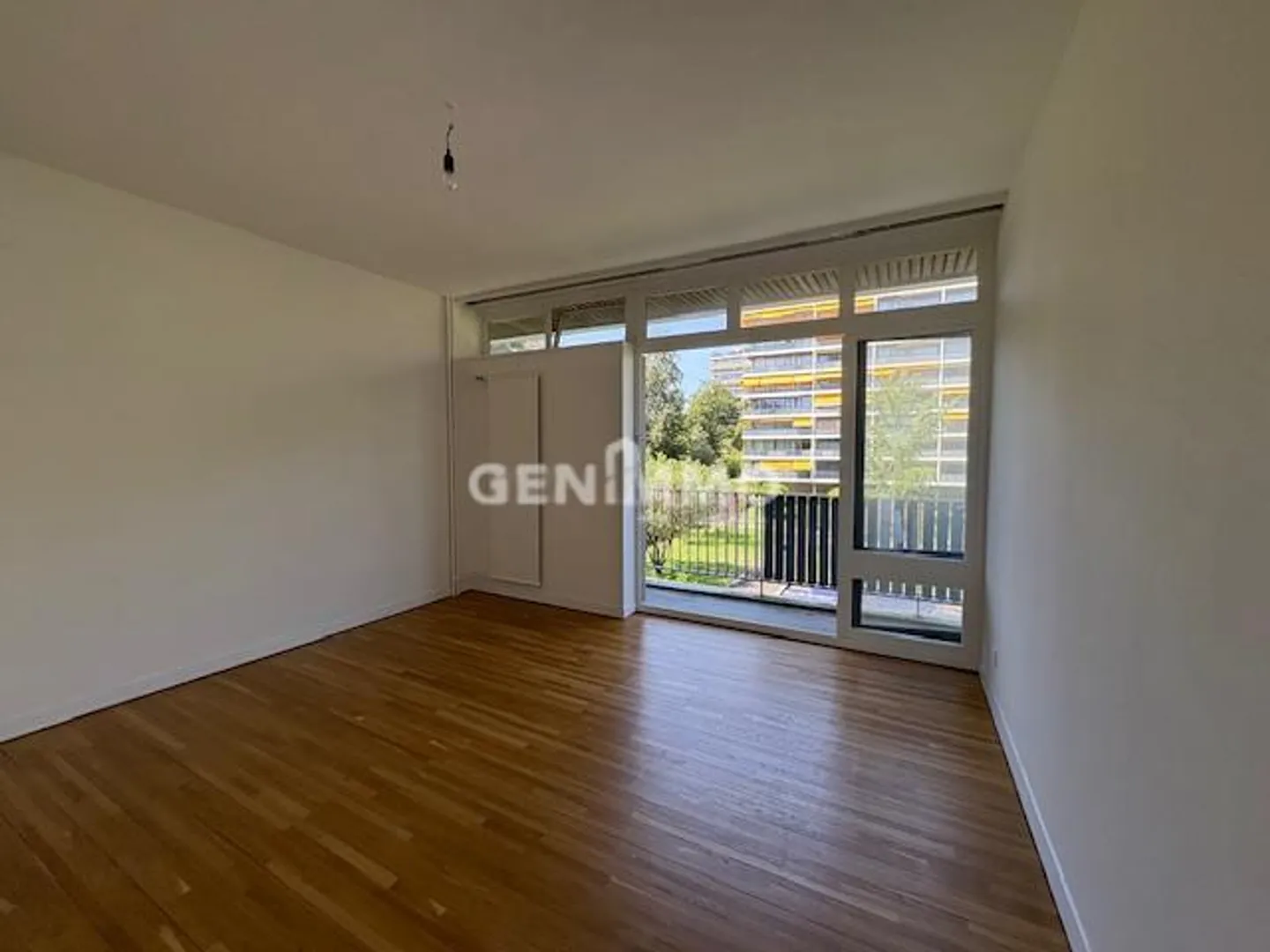 5-Room Apartment with Passage - Photo 9 of 13