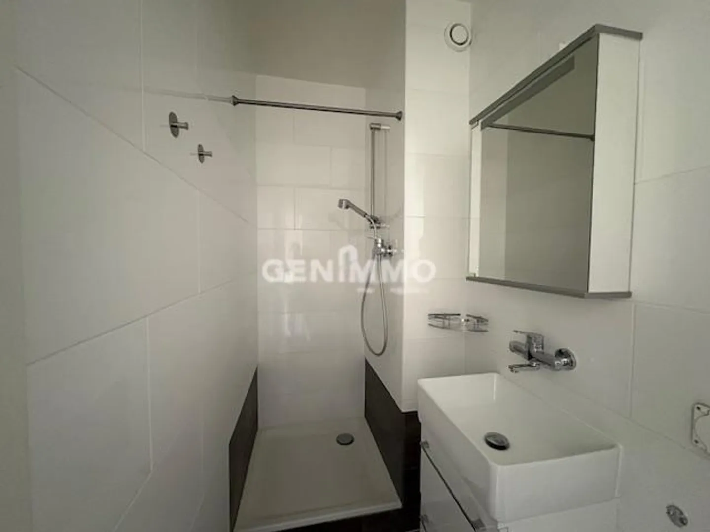 5-Room Apartment with Passage - Photo 12 of 13