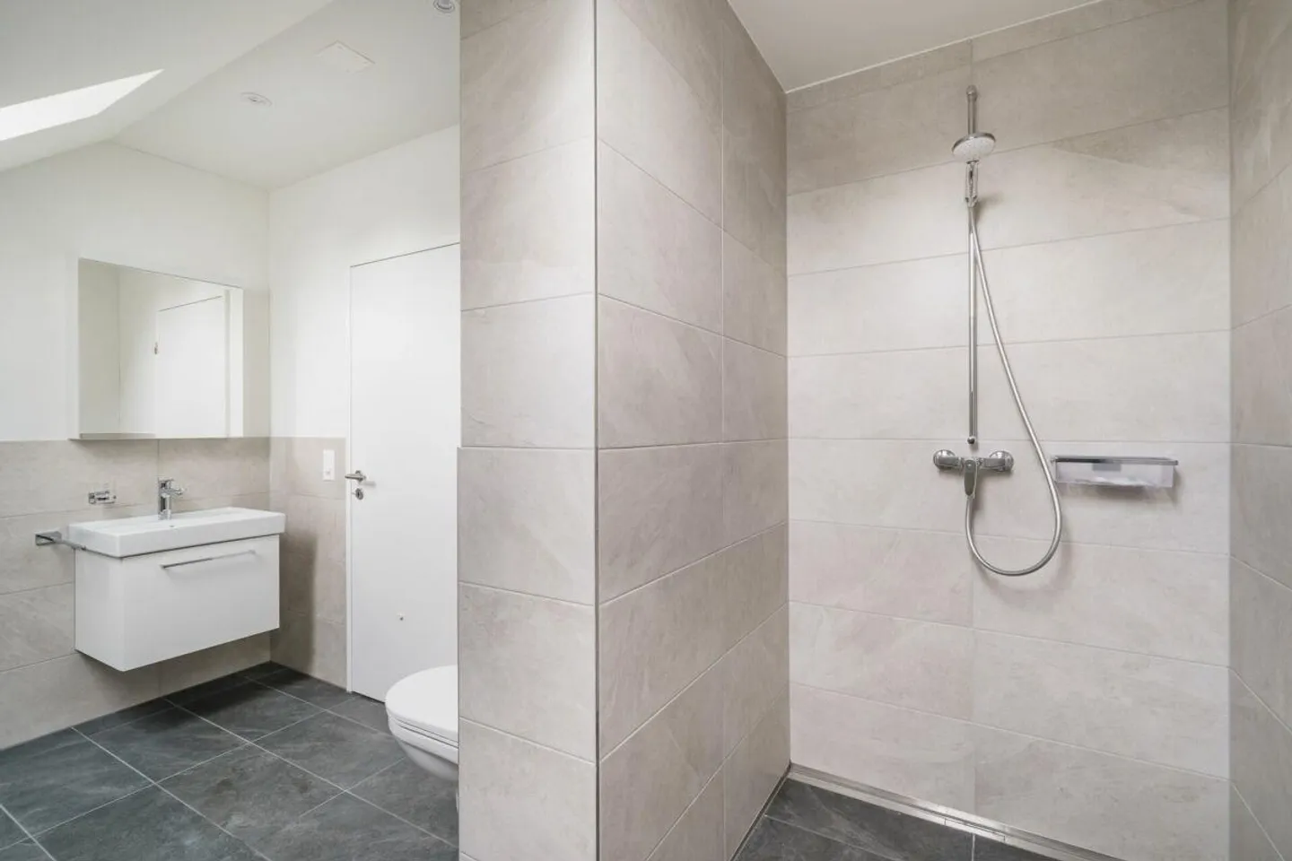 Raffinierte 3.5-Zimmer-Neubaudachwohnung mit offener Galerie und Ma... - Foto 4 von 10