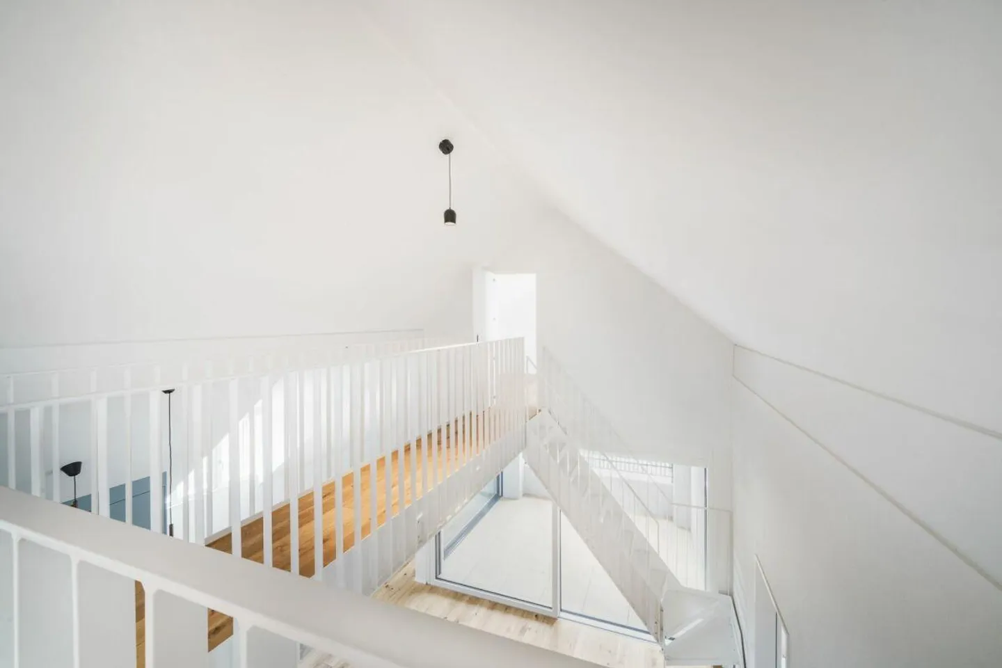 Raffinierte 3.5-Zimmer-Neubaudachwohnung mit offener Galerie und Ma... - Foto 7 von 10