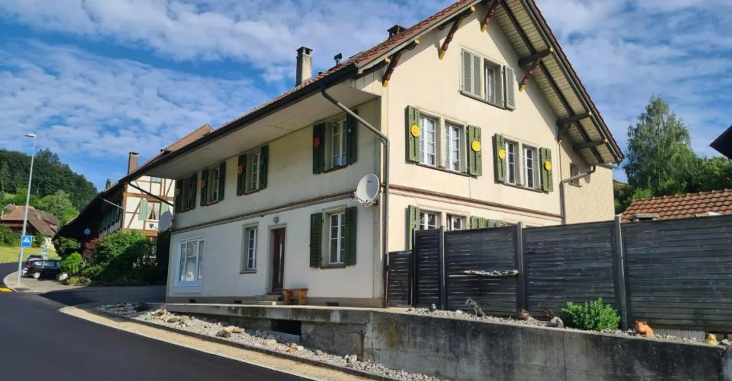 Grosszügiges Mehrfamilienhaus mit top Rendite und Parkmöglichkeit, Leimiswil - Foto 1 von 8