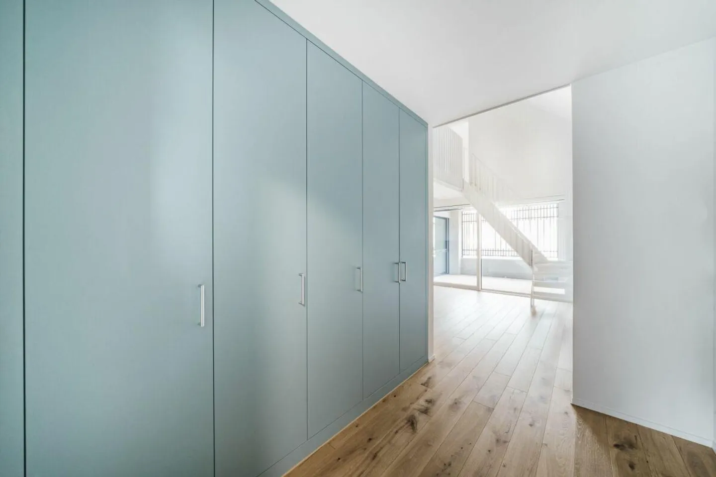 Raffinierte 3.5-Zimmer-Neubaudachwohnung mit offener Galerie und Ma... - Foto 2 von 10