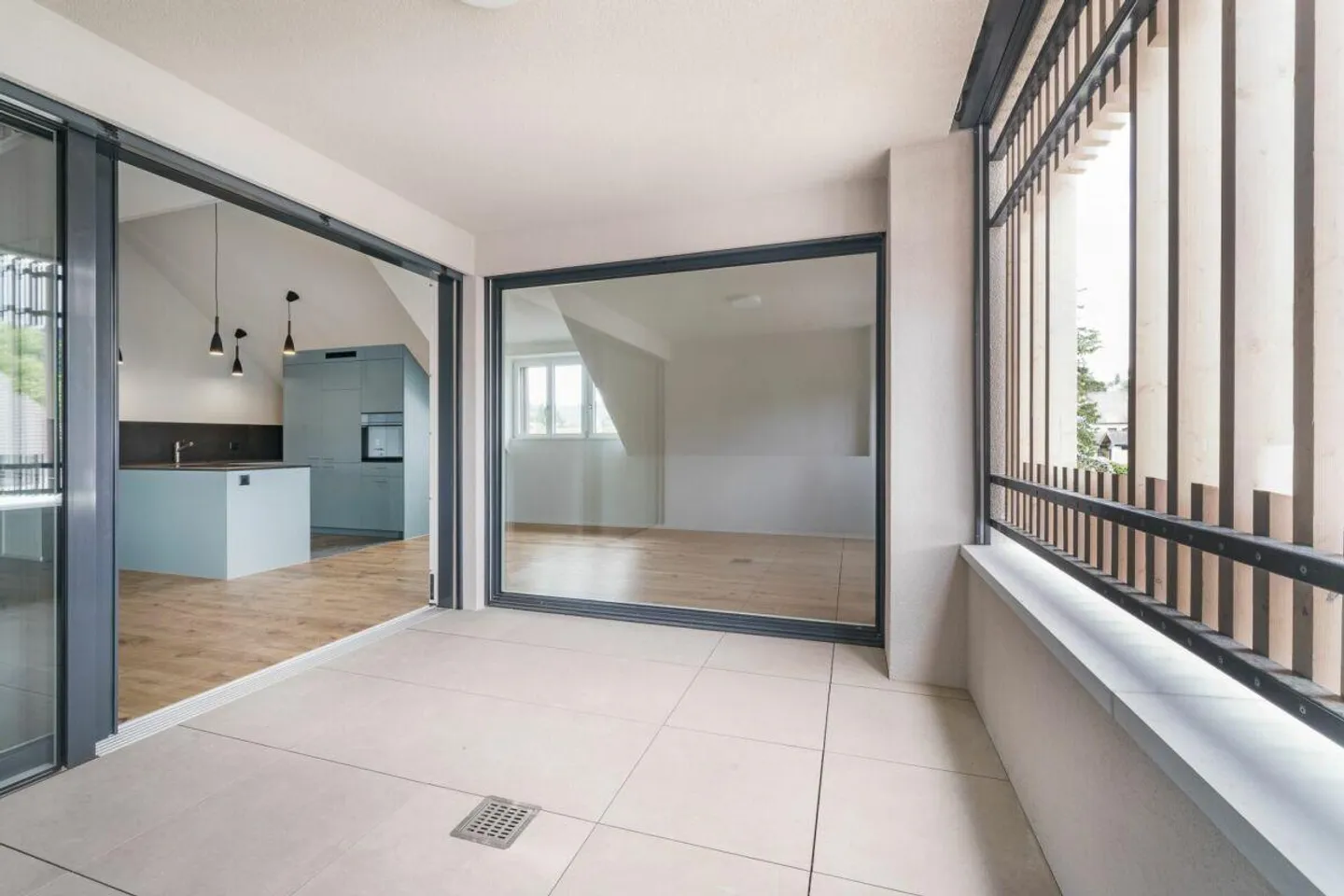 Raffinierte 3.5-Zimmer-Neubaudachwohnung mit offener Galerie und Ma... - Foto 8 von 10