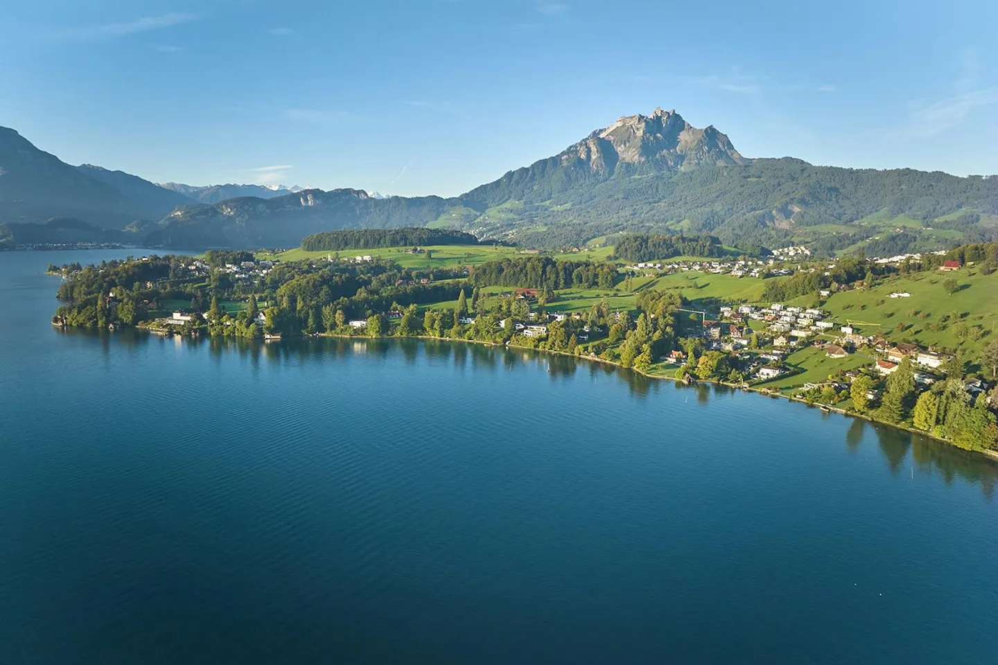 Villa neuve exclusive au bord du lac des Quatre-Cantons avec un garage à bateaux privé - Photo 3 sur 4