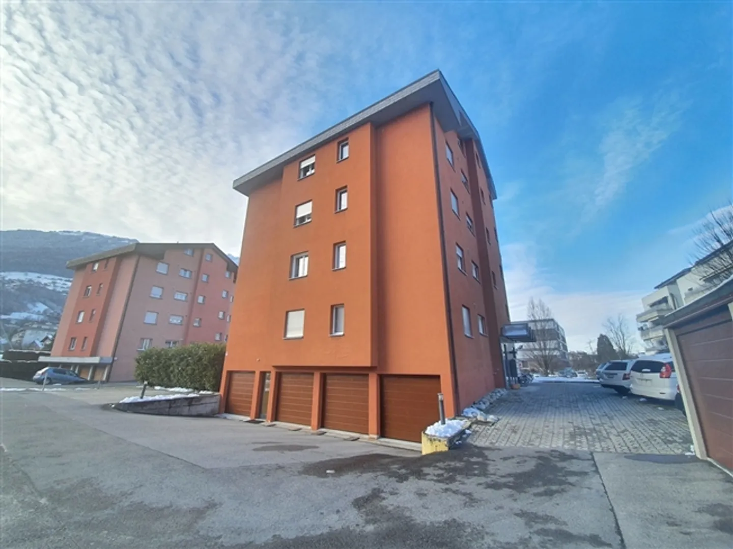 SCHÖNE 4.5 ZIMMER WOHNUNG IN MONTHEY VOLLSTÄNDIG RENOVIERT - Foto 2 von 11