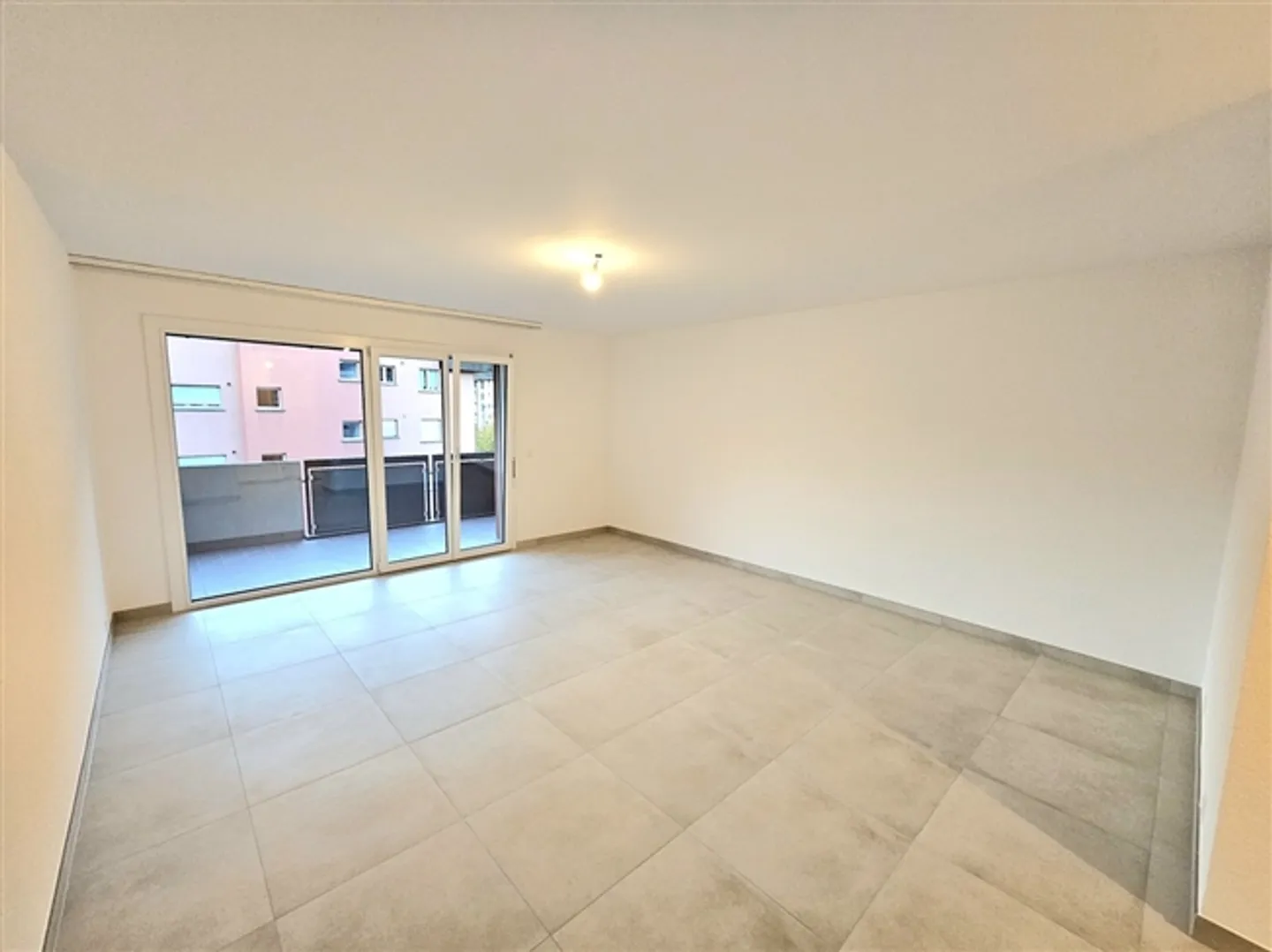 SCHÖNE 4.5 ZIMMER WOHNUNG IN MONTHEY VOLLSTÄNDIG RENOVIERT - Foto 3 von 11