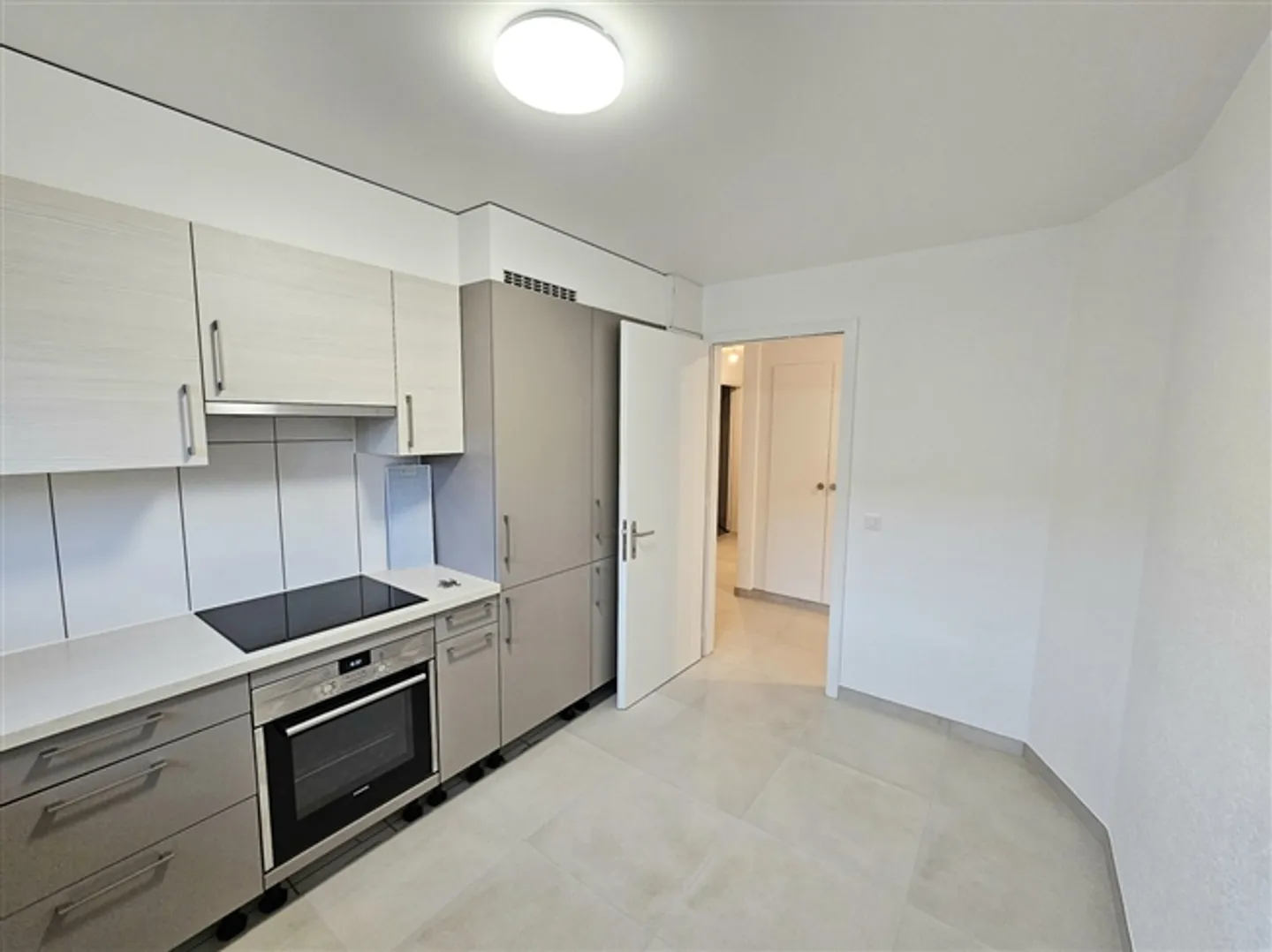 SCHÖNE 4.5 ZIMMER WOHNUNG IN MONTHEY VOLLSTÄNDIG RENOVIERT - Foto 4 von 11