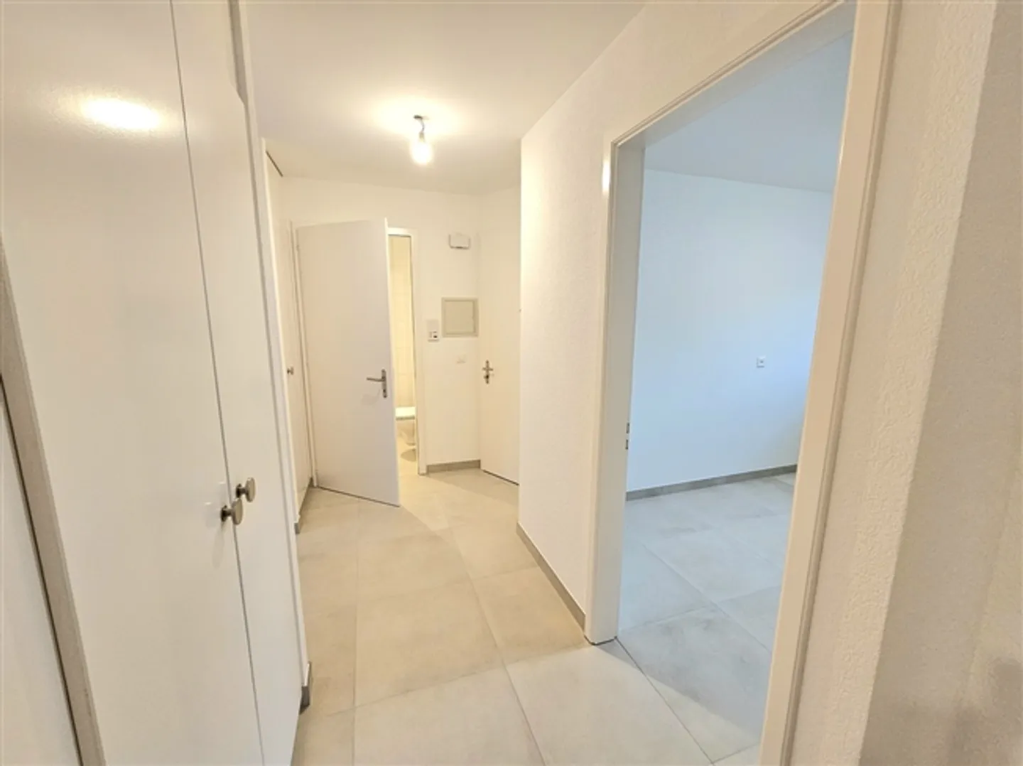 SCHÖNE 4.5 ZIMMER WOHNUNG IN MONTHEY VOLLSTÄNDIG RENOVIERT - Foto 7 von 11
