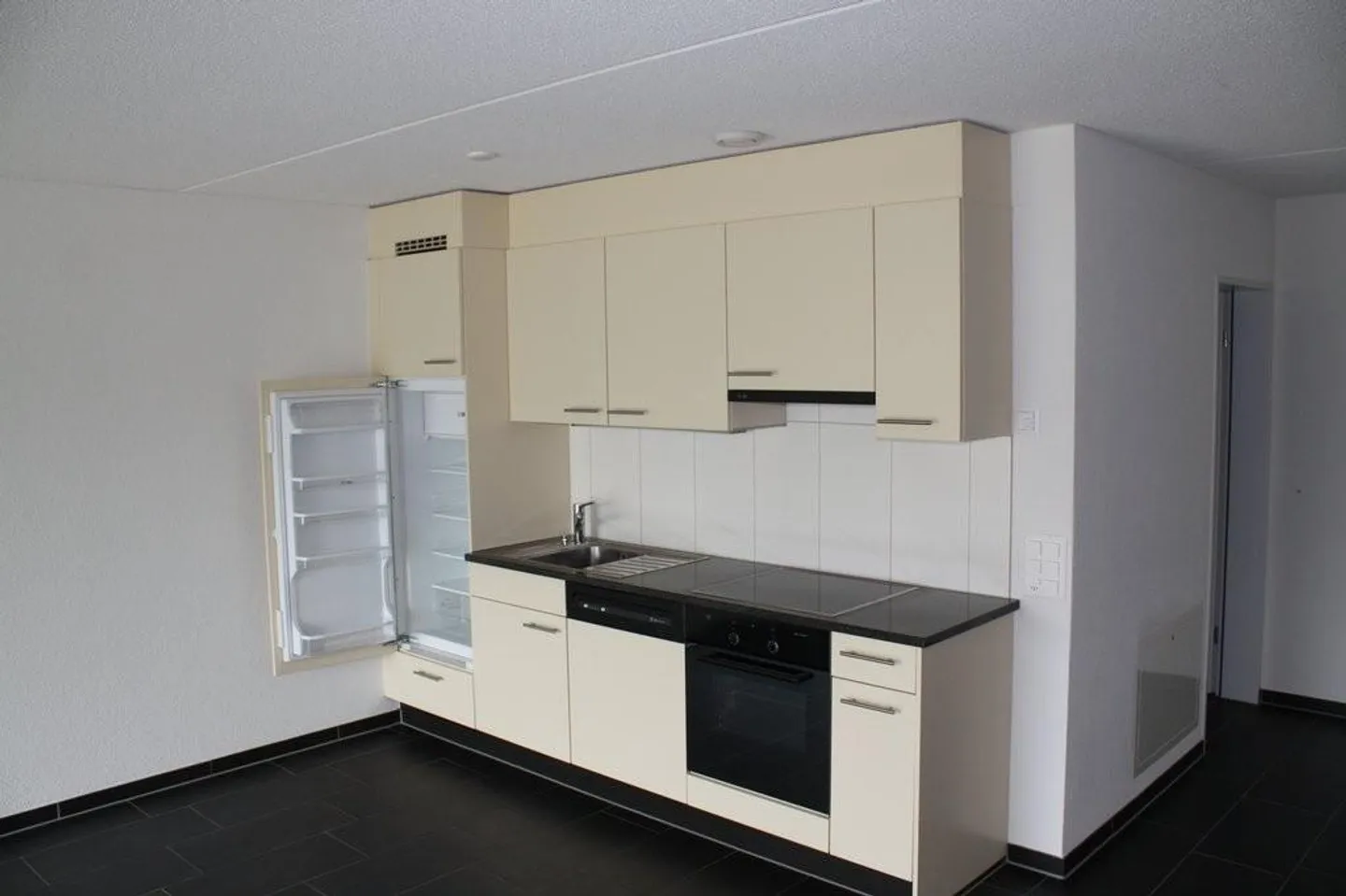 Spacieux appartement de 1,5 pièces avec balcon - Photo 2 sur 4