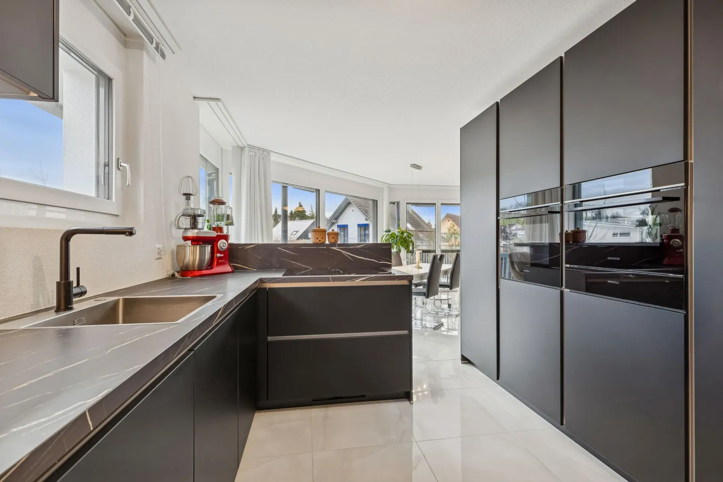 Appartement moderne de 5,5 pièces avec style et confort - Photo 2 sur 14