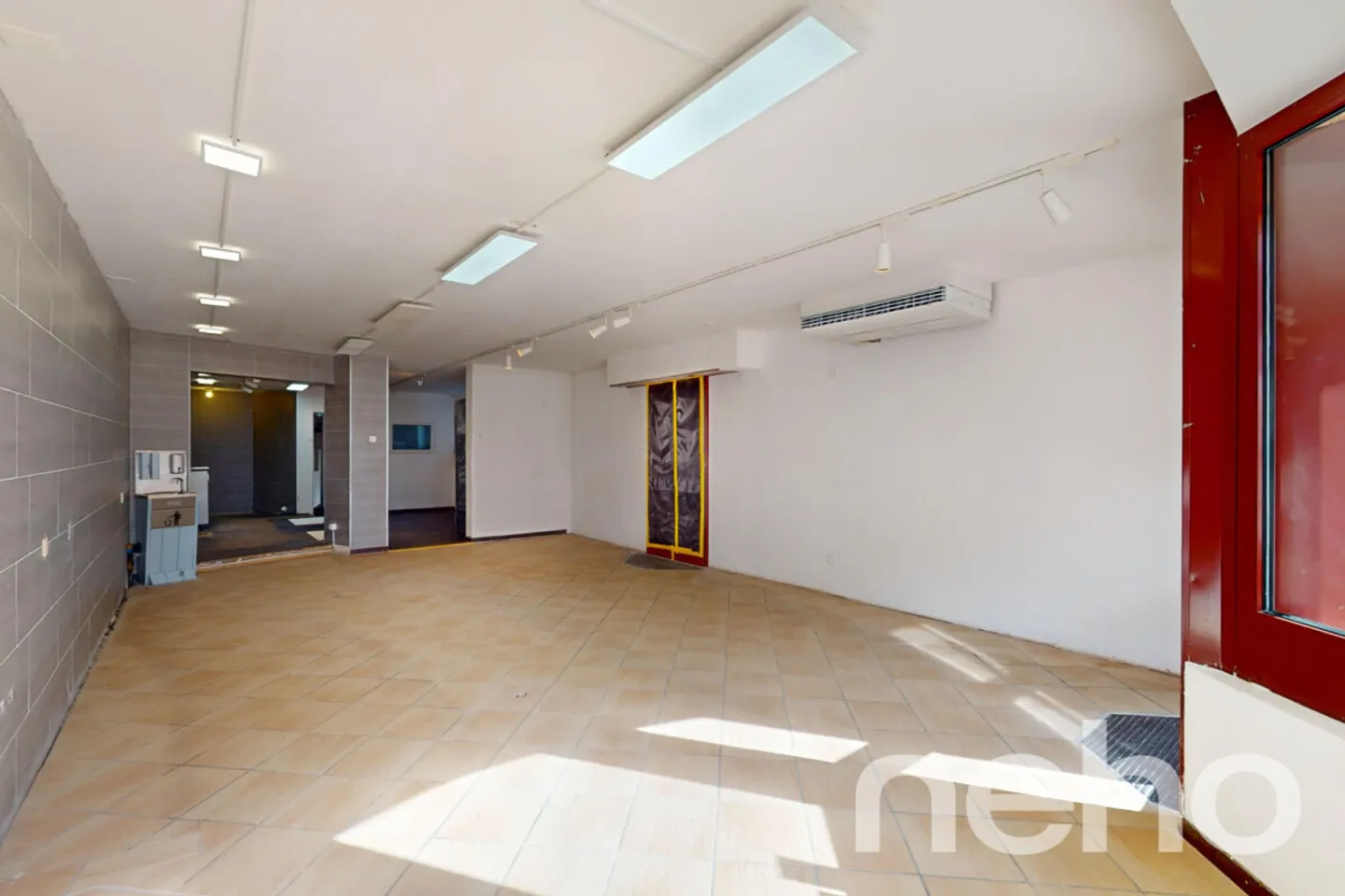 Mixed-use building for sale - Photo 8 of 13