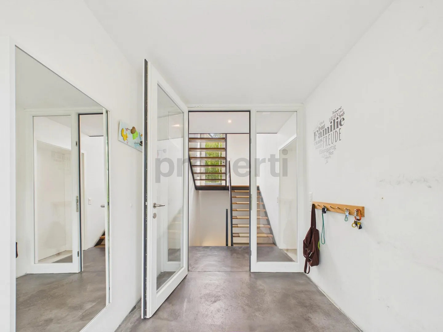 Geräumiges Familienhaus mit Garten - Foto 4 von 8