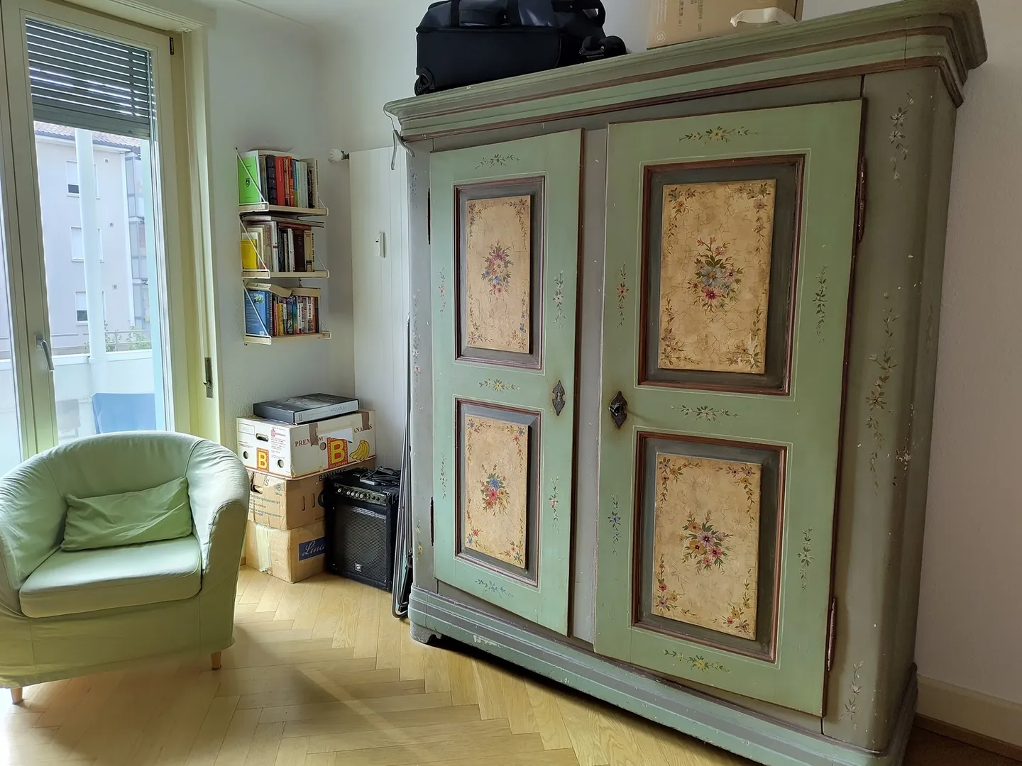 Charming Apartment with Balcony - Photo 2 of 8