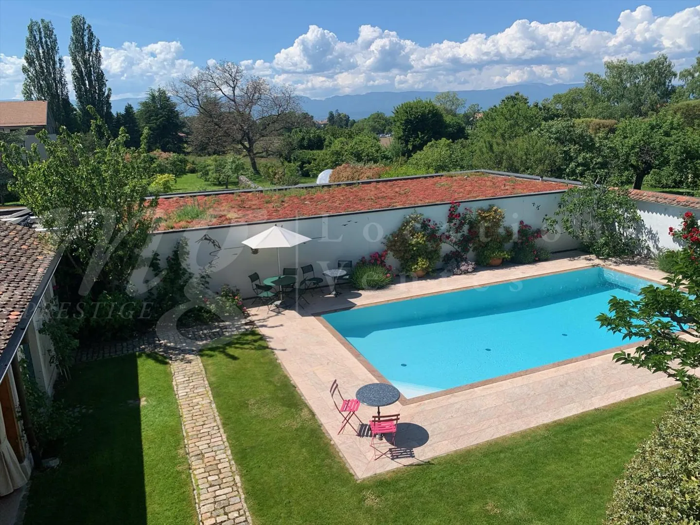 MAGNIFICA PROPRIETA' PADRONALE DI 15 STANZE - CIRCA 600 M2 - GIARDINO CON GRANDE PISCINA - Foto 2 di 10