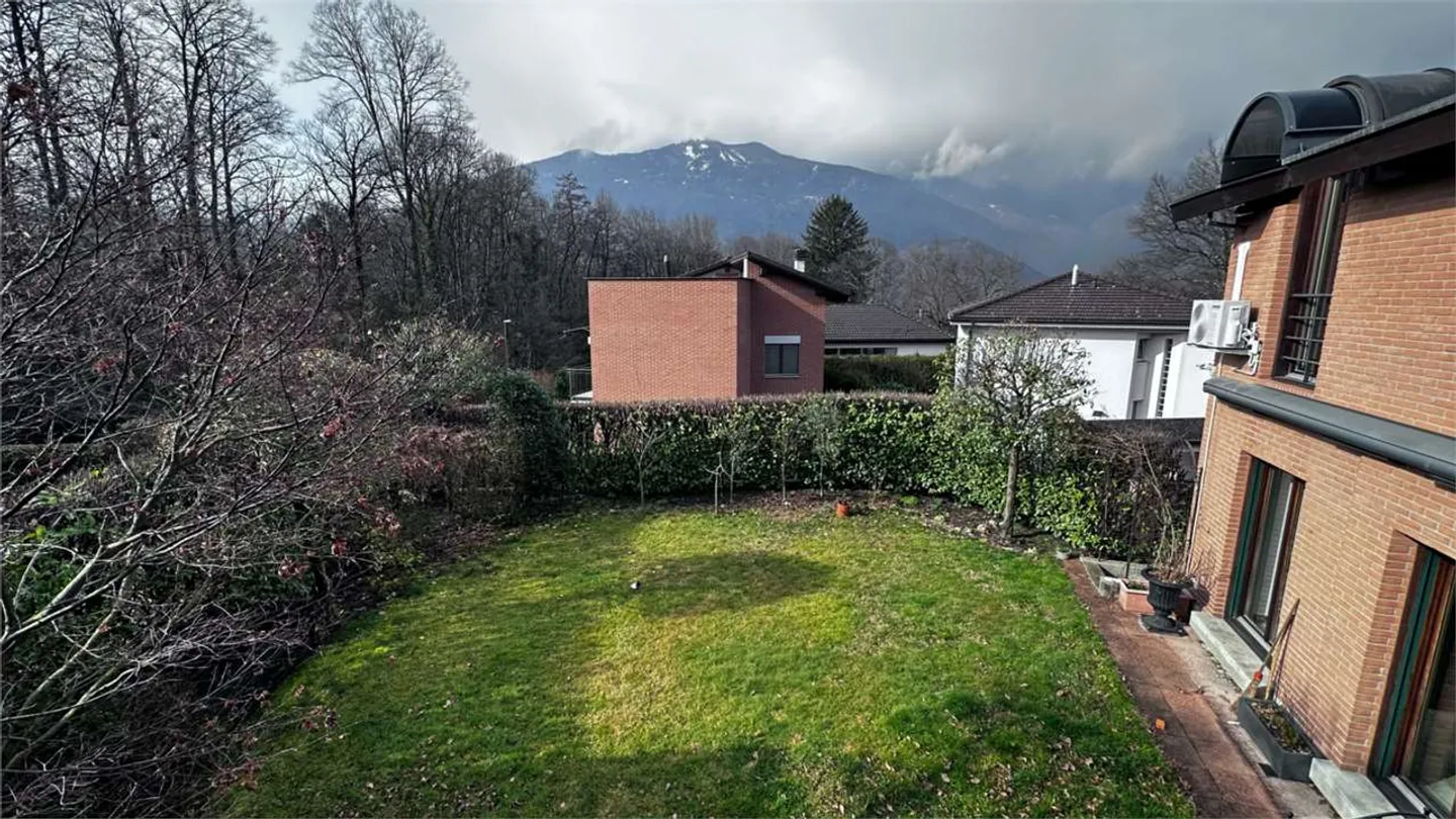 Elegante Villa mit Garten - Foto 42 von 47