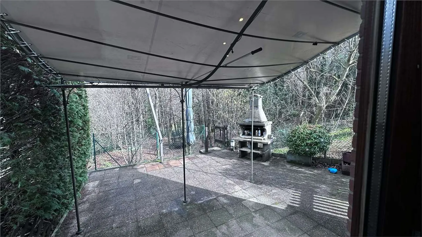 Elegante Villa mit Garten - Foto 43 von 47