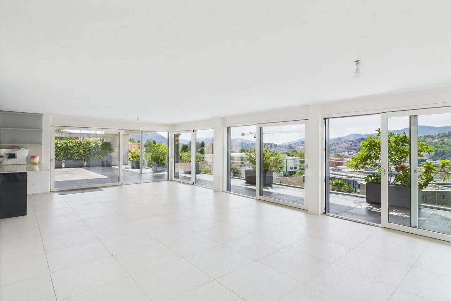 Résidence Vedò - Élégant penthouse avec une grande terrasse couverte - Photo 3 sur 13