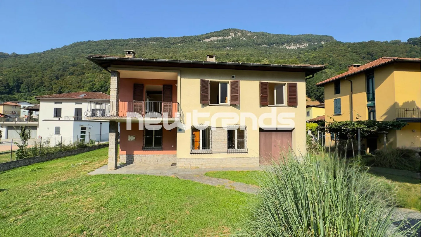 Villa with private garden and unobstructed view of the mountains - Photo 1 of 23